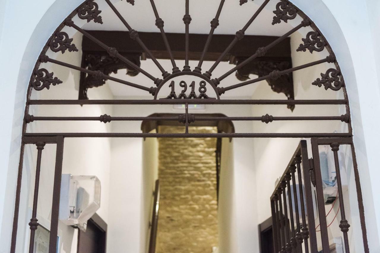 Las Columnas De Julia Seville Exterior photo